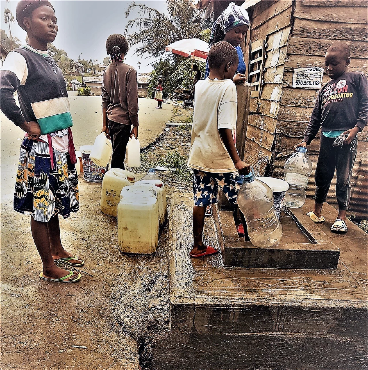 Einheimische erhalten Zugang zu sauberem Wasser in Bonalyonga.