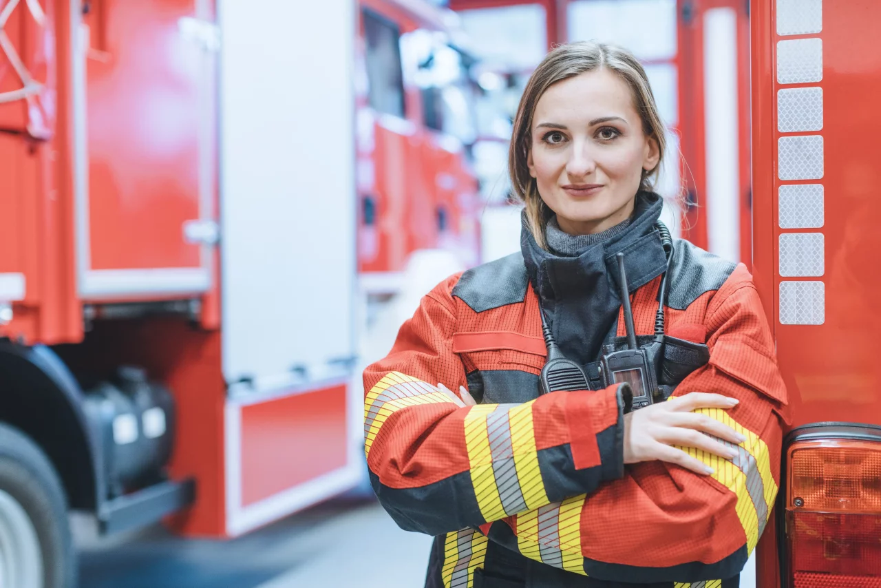 Brandweervrouw met armen over elkaar als brand- en veiligheidswacht.